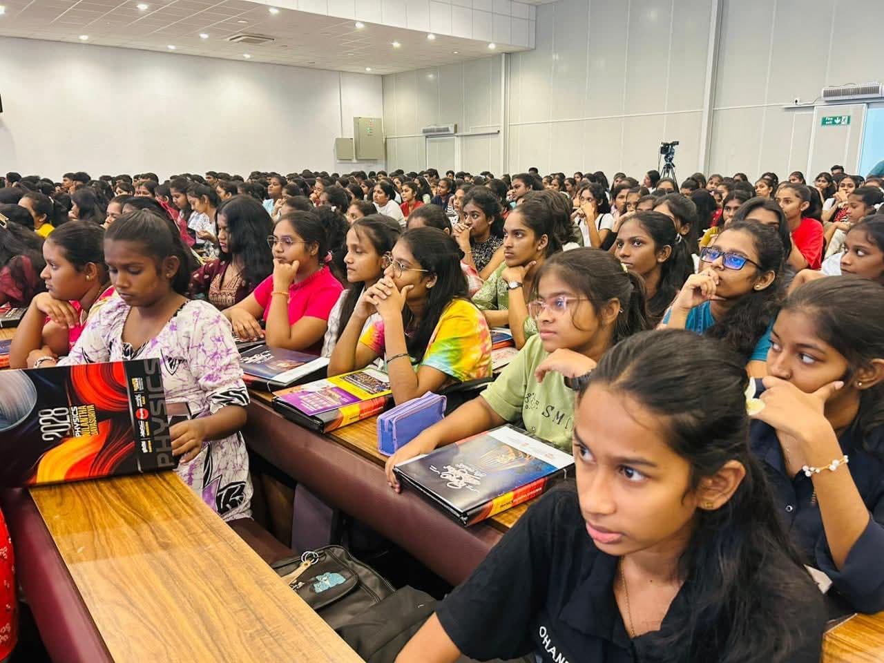 Revision සැසියකට සවන් දෙන සිසුවියන්