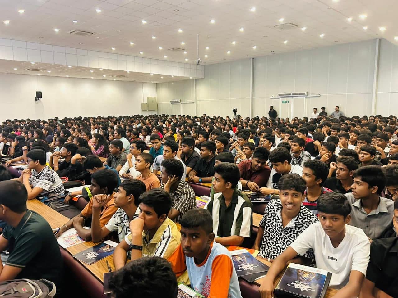 Theory පන්තියක් සඳහා පිරී සිටින සිසුන්